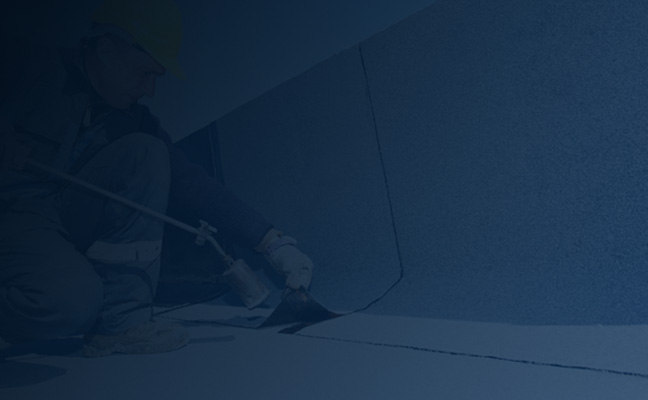 Trabajadores instalando membranas asfálticas